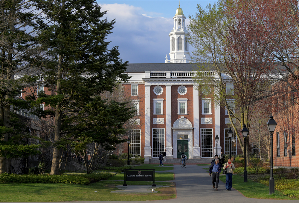 Donald Trump menace Harvard de sanctions fiscales après son refus d'obtempérer