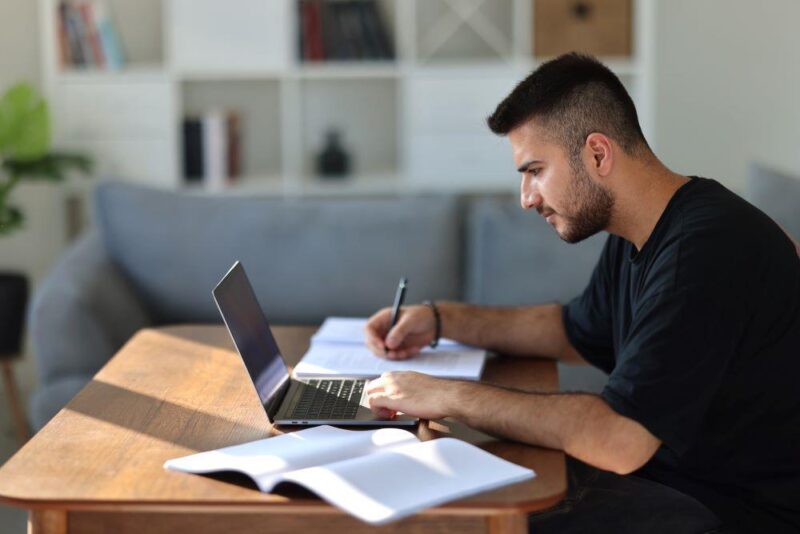 Jobs étudiants et rémunérations de stages : que doit-on déclarer ?