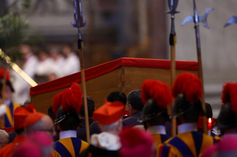 La dépouille du pape François transférée à la basilique Saint-Pierre pour être exposée aux fidèles