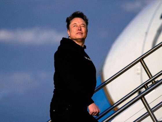 Elon Musk rassure, Tesla grimpe à Wall Street