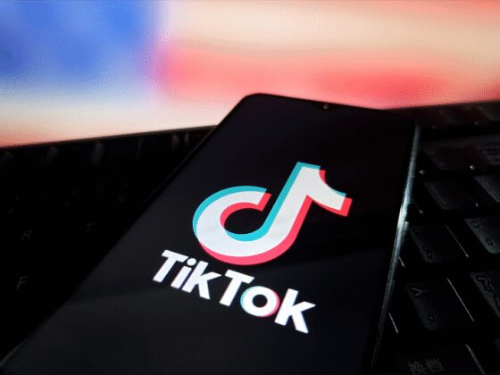 TikTok teste "Footnotes" aux Etats-Unis, sur le modèle des "Community Notes" de X