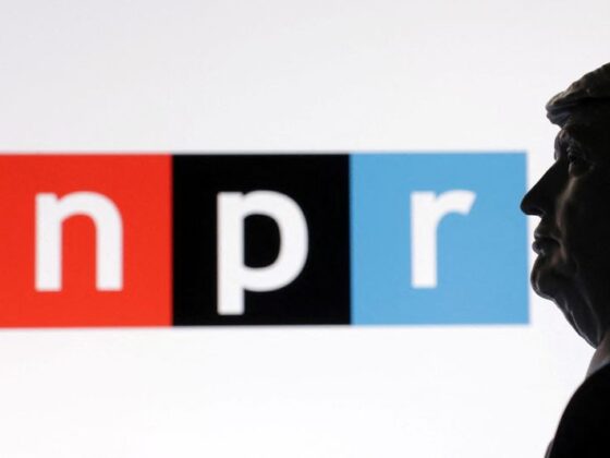 Donald Trump signe un décret visant à réduire le financement des médias publics NPR et PBS