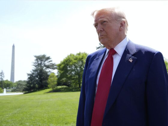 L'économie américaine bascule dans le rouge, Trump accuse Biden