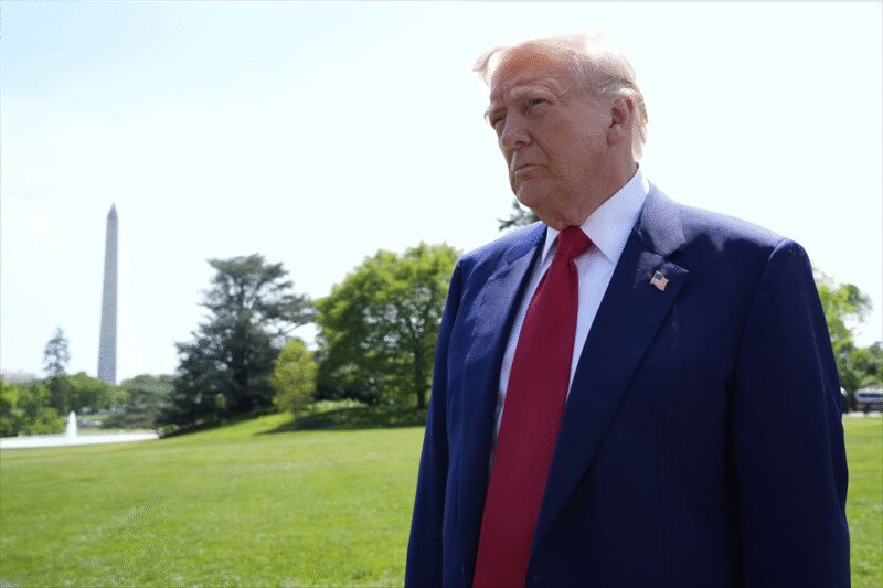 L'économie américaine bascule dans le rouge, Trump accuse Biden