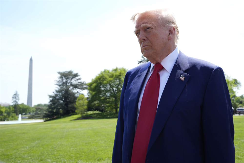 L'économie américaine bascule dans le rouge, Trump accuse Biden