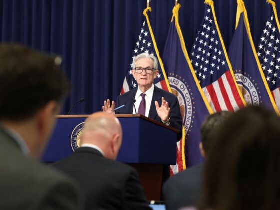La Fed choisit le statu quo sur les taux, risque accru sur l'inflation et le chômage