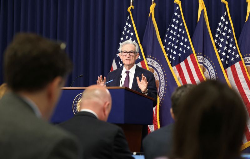 La Fed choisit le statu quo sur les taux, risque accru sur l'inflation et le chômage
