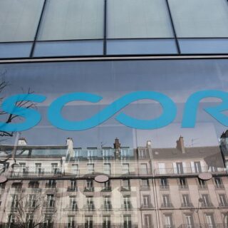 Scor : prises de profits