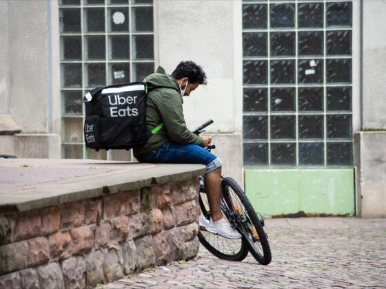 Uber Eats instaure une rémunération minimale de 3 euros par course pour ses livreurs