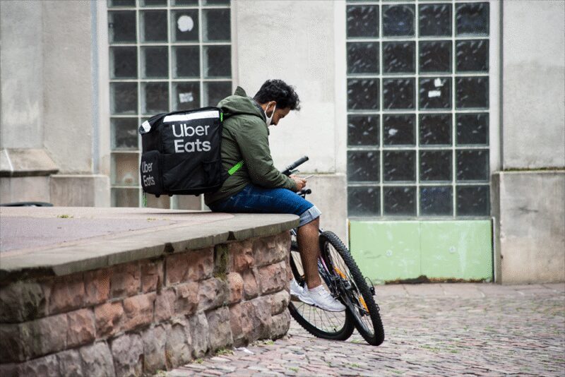 Uber Eats instaure une rémunération minimale de 3 euros par course pour ses livreurs