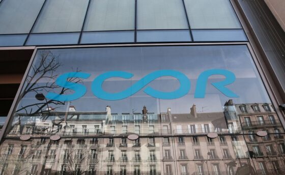Scor : prises de profits