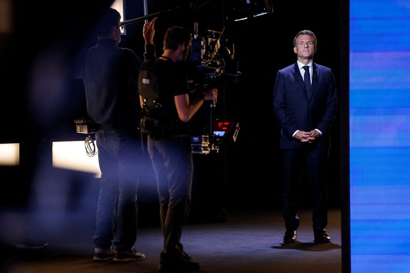 Emmanuel Macron envisage prudemment des consultations par référendum