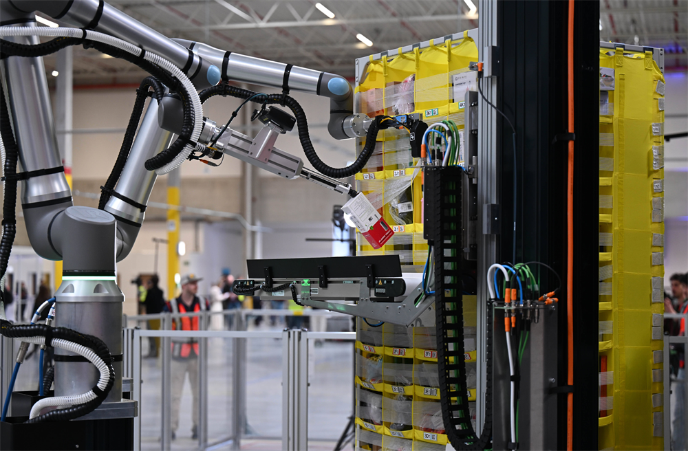 Amazon : connaissez-vous Vulcan, premier robot doté du sens du "toucher" ?