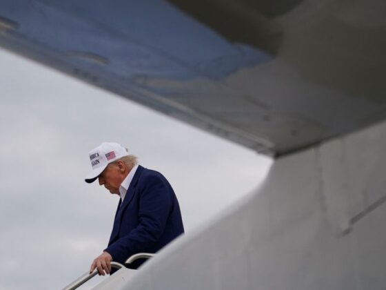 Stabilité des actions asiatiques, reprise de l'euro après que Trump a reporté les droits de douane de l'UE