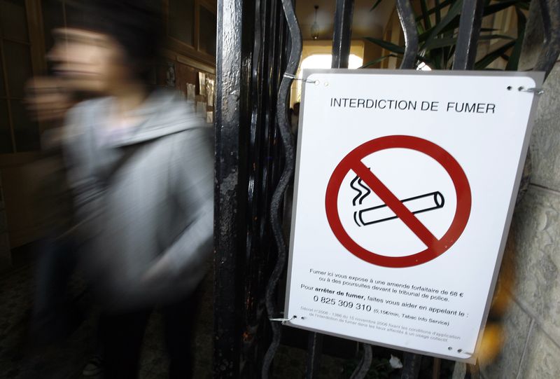 La cigarette va être interdite dans les lieux publics fréquentés par les enfants (Vautrin)
