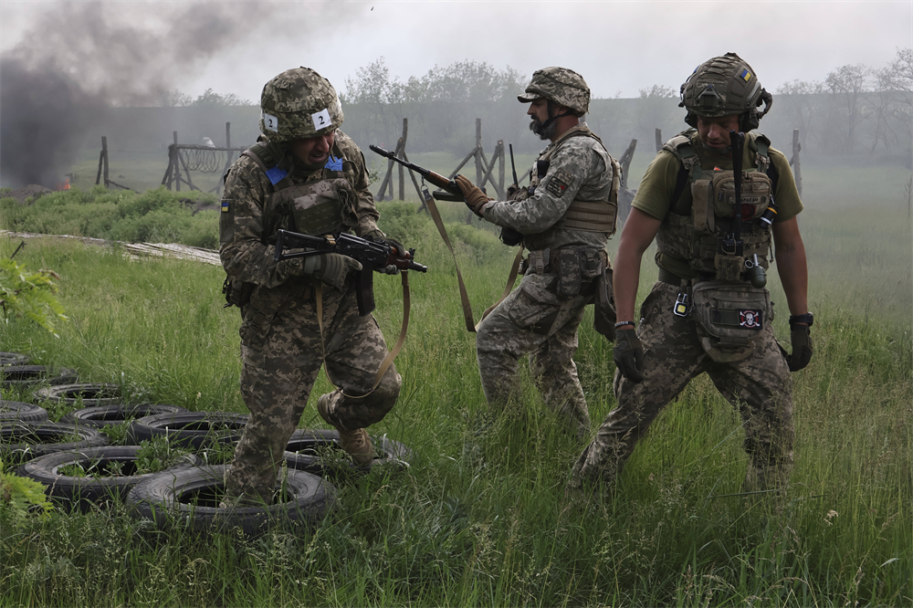 Les Vingt-Sept approuvent un programme d'armement commun