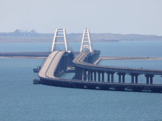 L'Ukraine revendique une attaque contre le pont de Crimée à l'aide d'explosifs sous l'eau