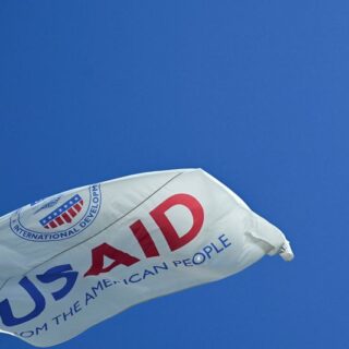 Des millions de contraceptifs destinés aux pays les plus pauvres bloqués en transit après la réduction de l'aide américaine