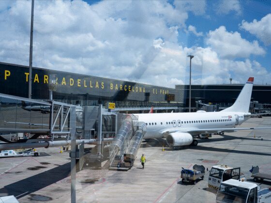 Barcelone agrandit son aéroport malgré les appels à freiner le tourisme de masse