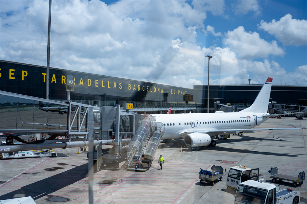 Barcelone agrandit son aéroport malgré les appels à freiner le tourisme de masse