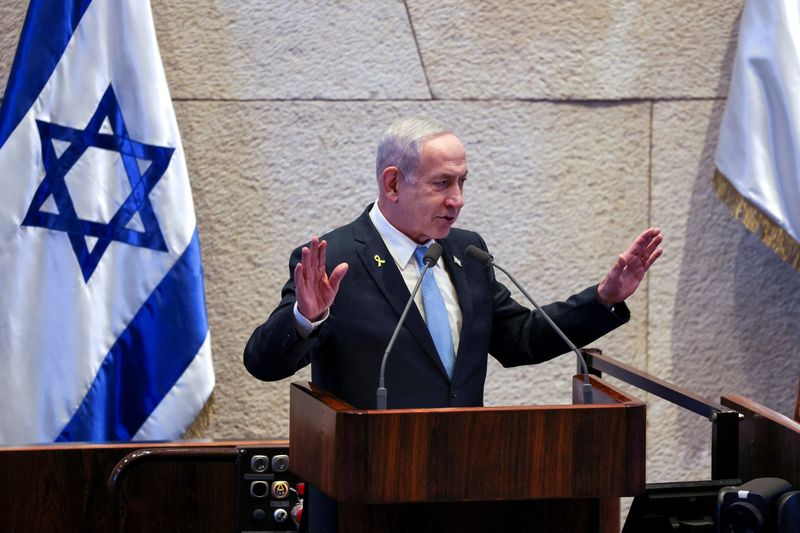 Israël dit avoir mené des frappes en Iran, Téhéran promet de se venger