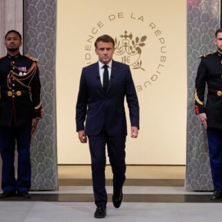 Emmanuel Macron se rend au Groenland pour montrer la fermeté de l'Europe face à Trump