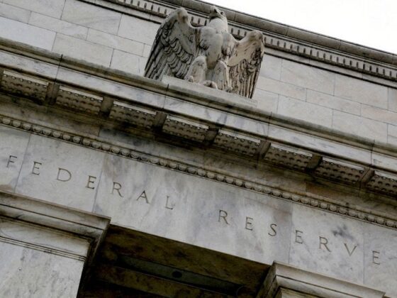 La Fed opte pour le statu quo, prévoit toujours deux baisses de taux en 2025