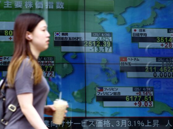 Les actions baissent en Asie, le pétrole augmente alors que le monde attend la réponse de l'Iran