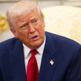 Donald Trump dans le viseur : une proposition de loi souhaite stopper ses profits en cryptomonnaies