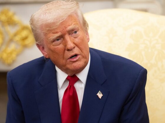 Donald Trump dans le viseur : une proposition de loi souhaite stopper ses profits en cryptomonnaies