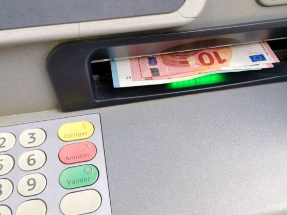 retrait d'argent distributeur