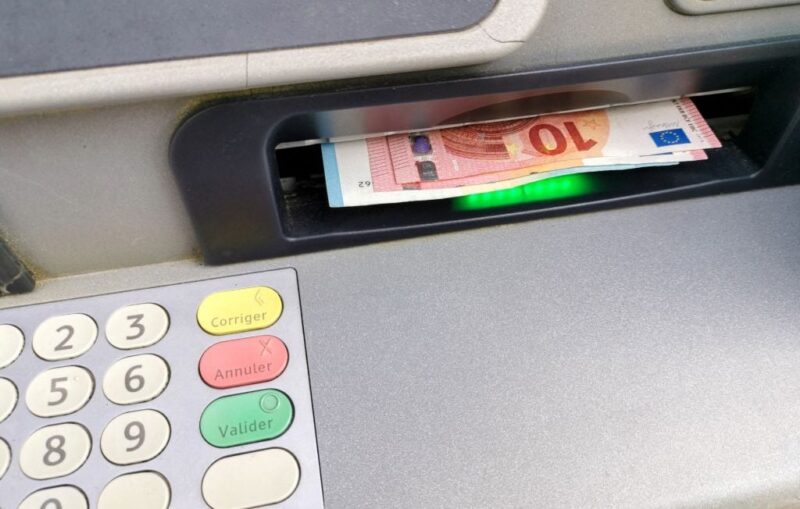 retrait d'argent distributeur