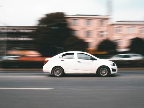 Assurance auto au kilometre : réduisez vos frais de transport en payant seulement pour les kilomètres parcourus. Découvrez comment économiser dès maintenant !