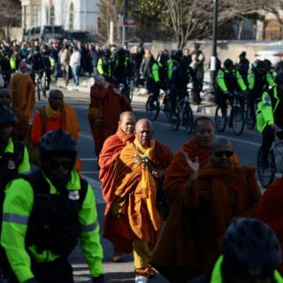 moines bouddhistes paix