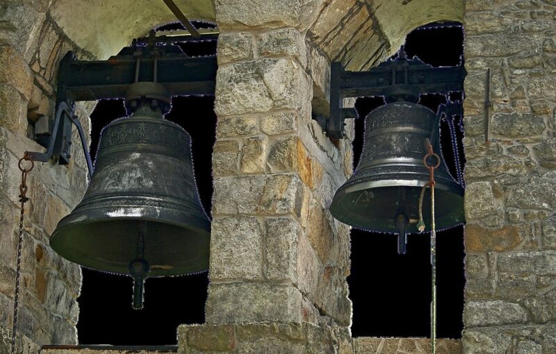 cloches église nuit
