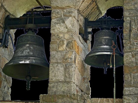 cloches église nuit