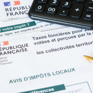 Fiscalité immobilière 2026 : barèmes actualisés, exonérations applicables selon l'article 150 U, et impôts à connaître pour optimiser votre investissement.