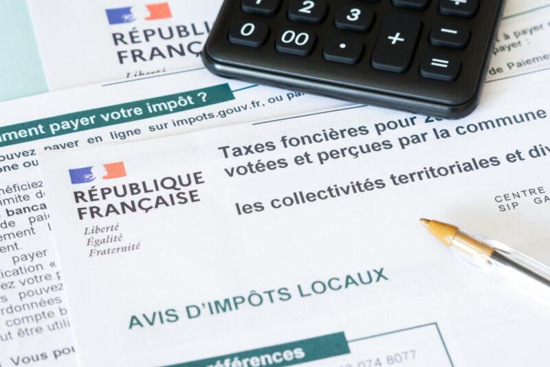 Fiscalité immobilière 2026 : barèmes actualisés, exonérations applicables selon l'article 150 U, et impôts à connaître pour optimiser votre investissement.