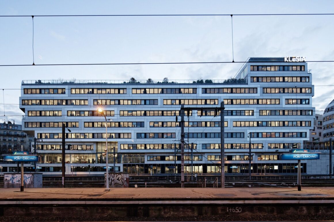 Klesia propose des solutions en santé et prévoyance adaptées aux besoins des salariés et particuliers pour 2025. Analyse et conseils pratiques.