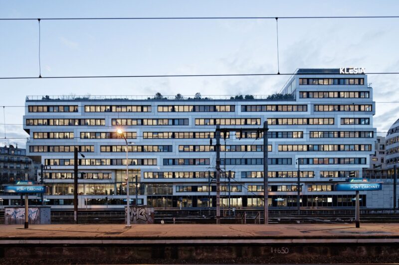 Klesia propose des solutions en santé et prévoyance adaptées aux besoins des salariés et particuliers pour 2025. Analyse et conseils pratiques.