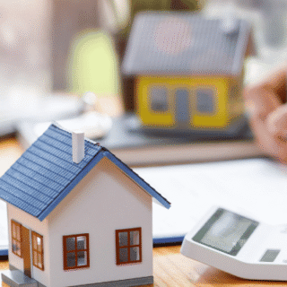 Assurance prêt relais 2026 : garanties obligatoires, conditions d’éligibilité et conseils pour sécuriser votre financement immobilier en toute conformité.