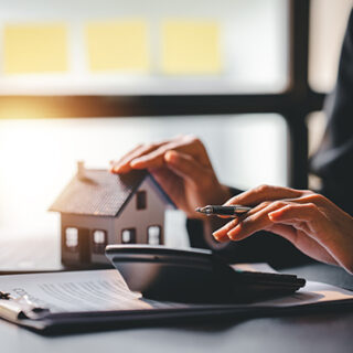 En 2026, l'assurance habitation la moins chère baisse de 5 % en moyenne, impactant directement le pouvoir d'achat des ménages français. Analyse et conseils.