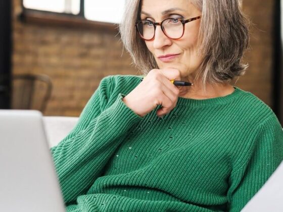 Âge retraite 2026 : préparer son départ à 64 ans, optimiser ses revenus avec un taux plein à 50 %, et éviter les abattements fiscaux. Guide complet et clair.